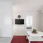 Bright Private Modern 2bd1bath Bebek Gem! #247 דירה