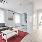 דירה Bright Private Modern 2bd1bath Bebek Gem! #247
