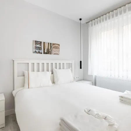 Bright Private Modern 2bd1bath Bebek Gem! #247 アパート *